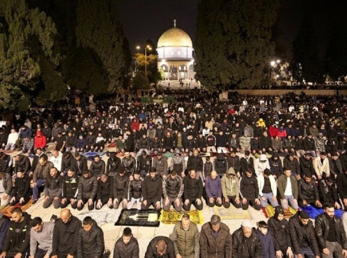 رغم القيود والتضييقات الإسرائيلية.. 50 ألف فلسطيني يؤدون صلاتي العشاء والتراويح في المسجد الأقصى