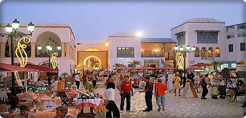 السياحة قطاع هام للاقتصاد التونسي إذ تساهم (خارج اوقات الازمات) بنسبة 7 بالمئة في اجمالي الناتج المحلي وتشغل نحو 400 ألف شخص بشكل مباشر، كما انها من المصادر الرئيسية للعملة الصعبة.