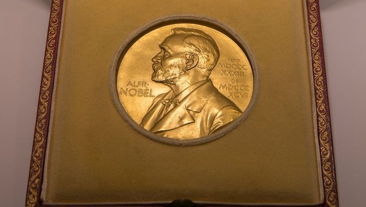 جوائز نوبل فى حقيبة ديلوماسية