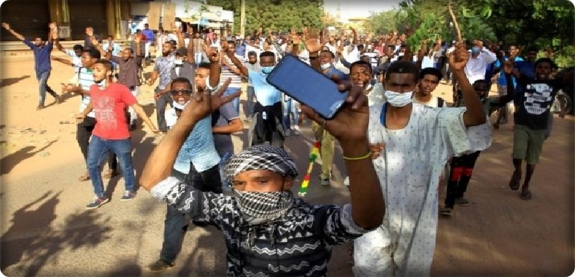  احتجاجات السودان تطيح بوزير الصحة والحكومة تستخدم القنابل المسيلة للدموع