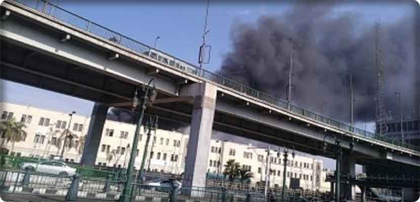 تصاعد الدخان من جانب محطة قطارات القاهرة بعد اصطدام قطار بخزان للوقود