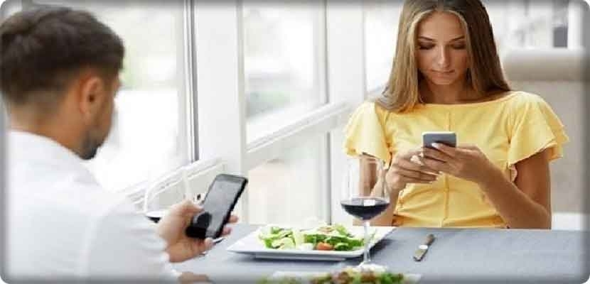 إذا كنت تسخدم الهاتف الجوال خلال الطعام، هذا الخبر يهمك