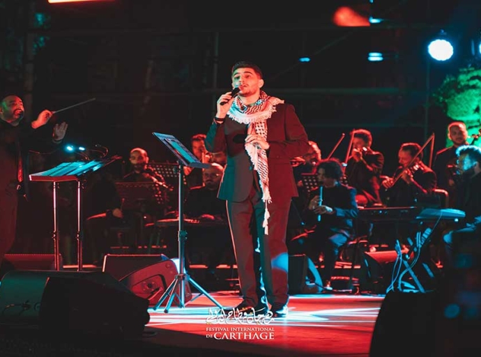 Après deux ans d’absence et de deuil : Mohamed Assaf brise le silence et chante pour Gaza sur la scène de Carthage