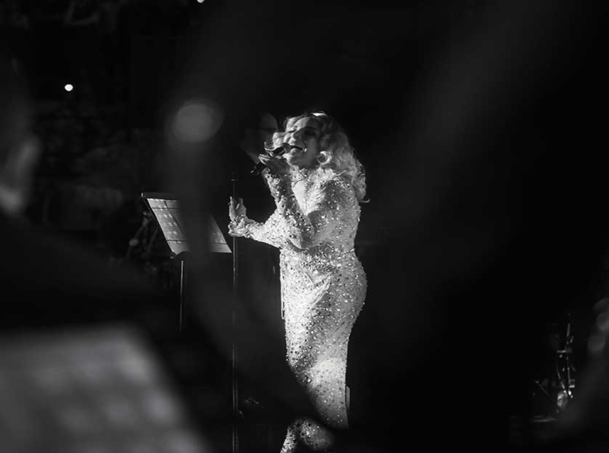 Lorsque Sofia Sadok chante la Patrie, l’Amour et la Femme Tunisienne dans sa fête nationale : Un grand retour et une soirée mémorable s’imposent à Carthage