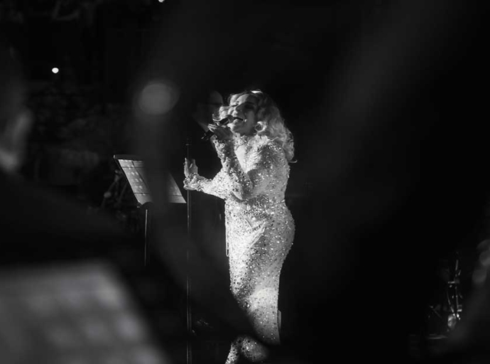 Lorsque Sofia Sadok chante la Patrie, l’Amour et la Femme Tunisienne dans sa fête nationale : Un grand retour et une soirée  mémorable s’imposent à Carthage